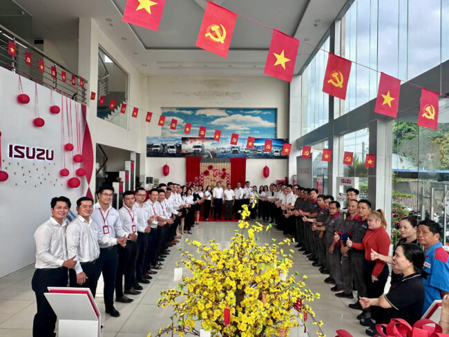 TƯNG BỪNG KHAI TRƯƠNG HỆ THỐNG ISUZU VÂN NAM