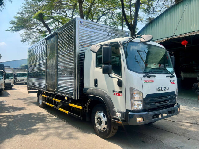 XE TẢI ISUZU FSR90NE5 MỚI NHẤT TẢI 7850KG